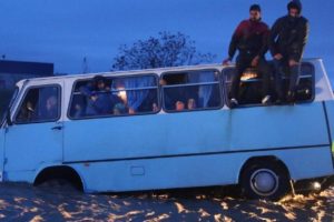 Sele kapılan minib&uuml;ste can pazarı!