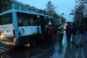 Minib&uuml;s hafriyat kamyonuna &ccedil;arptı: 2 yaralı