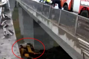 Beton mikseri viyad&uuml;kten u&ccedil;tu! Yaralılar var