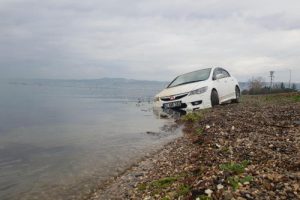 Deniz kıyısında &ccedil;amura saplanmış halde bulundu