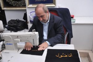 Bursa'da kumaşa nakşettiği Kur'an-ı Kerim'i y&uuml;z binlerle buluşturdu