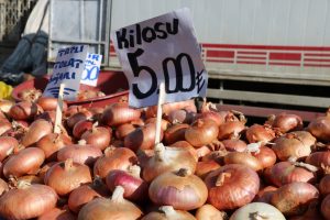 Kilosu 5 liradan satılan soğan alıcı bulamıyor