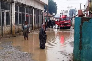 Sağanak yağış hayatı fel&ccedil; etti!