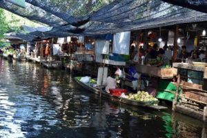 Tayland'ın y&uuml;zen pazarları turistleri &ccedil;ekiyor