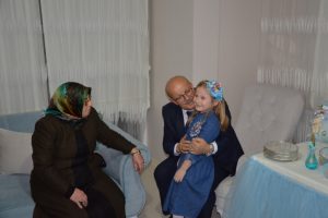 Bursa İznik Belediye Başkanı Sargın ezan okudu, isim koydu