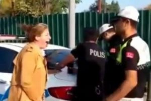 Ehliyetsiz kadın s&uuml;r&uuml;c&uuml; polisi isyan ettirdi: Lan bağırmayın hanımefendi!