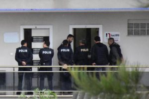 M&uuml;teahhit, ofisinde canına kıydı!