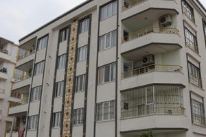 Polisle &ccedil;atışırken oğlunu siper etti!