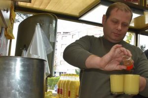 &Uuml;&ccedil; kuşaktır 'boza' ve 'helva' tattırıyorlar