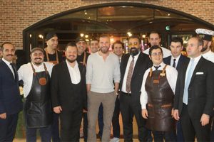 Engin Altan D&uuml;zyatan, Katar'da hayranlarıyla buluştu