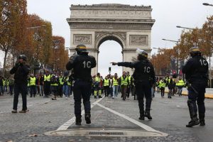 'Sarı yeleklilerden' Paris'te g&ouml;steri &ccedil;ağrısı