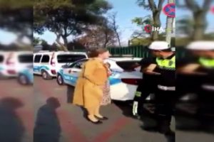 Polis ceza kesince &ccedil;ığlık atan kadın s&uuml;r&uuml;c&uuml; akademisyen &ccedil;ıktı!