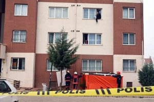 D&uuml;kkanları yıkılmaya &ccedil;alışılan kadın 3. kattan atlamak istedi