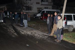 Korkutan yangın mahalleli sokağa d&ouml;k&uuml;ld&uuml;