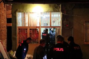 Haber alınamayınca kapıyı balyozla kırdılar