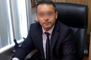 M&uuml;d&uuml;r yardımcısı başka kadınla basılınca sevgilisini darp etti