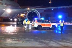 Yolcu u&ccedil;ağı havalimanı binasına &ccedil;arptı