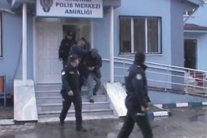 Fuhuş operasyonunda 4 yaşlı adam yakalandı