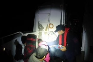 Bindikleri teknenin motoru arızalanınca yakalandılar