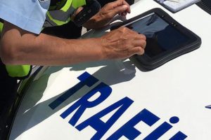 Resmi aracı yaya kaldırımına park eden trafik polisine ceza