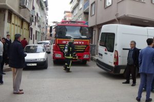 Bursa'da ara&ccedil;lar y&uuml;z&uuml;nden sokağa giremeyen itfaiye ekipleri yangın yerine y&uuml;r&uuml;yerek gitti