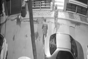 Bursa'da oto hırsızları g&uuml;venlik kamerasına yakalandı