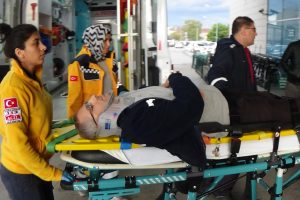Bursa'da forklift ile paletlerin arasında kalan iş&ccedil;i yaralandı