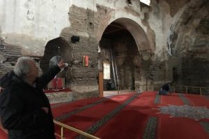 Bursa Ayasofya'nın sıvaları da d&ouml;k&uuml;l&uuml;yor