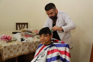 Engelli, hasta ve yaşlılara evde &uuml;cretsiz berber hizmeti