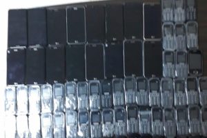 Van'da 75 adet ka&ccedil;ak cep telefonu ele ge&ccedil;irildi