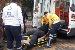 Kamyon kasasından d&uuml;şen adam yaralandı