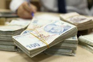 Bankadan para dolu &ccedil;antayla &ccedil;ıkan m&uuml;d&uuml;re hırsızlık şoku