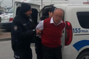 Polisler neye uğradığını şaşırdı! Yumrukla saldırdı