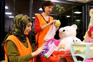 Onardıkları 160 bin oyuncakla 44 bin &ccedil;ocuğu g&uuml;ld&uuml;rd&uuml;ler