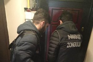 Gen&ccedil;leri zehirleyen 4 uyuşturucu taciri tutuklandı