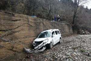 G&ouml;reve giden ara&ccedil; dereye yuvarlandı
