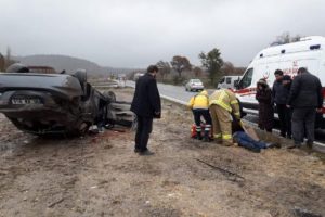 Takla atan otomobil devrildi! &Ouml;l&uuml; ve yaralılar var