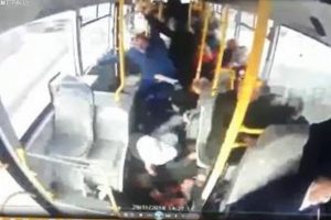 Halk otob&uuml;s&uuml;nde dehşet anları!