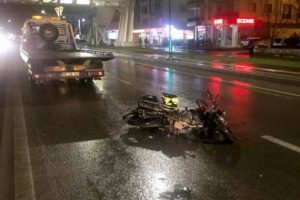 Motosiklet yayaya &ccedil;arptı: 2 yaralı