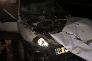 Hafif ticari ara&ccedil; trakt&ouml;r&uuml;n r&ouml;morkuna &ccedil;arptı!