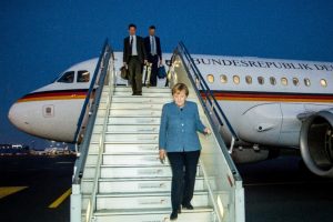 Merkel'in u&ccedil;ağı acil iniş yaptı