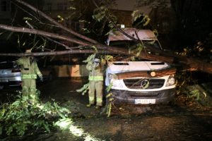 İstanbul'da fırtına gece boyu s&uuml;rd&uuml;