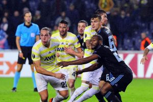 Fenerbah&ccedil;e garantiledi, Beşiktaş son haftaya bıraktı