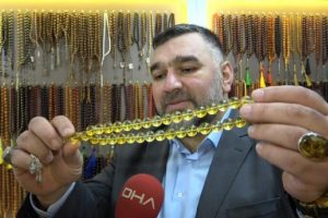 Bursa'da 1 milyon yıllık taşlardan tespih &uuml;retiyor