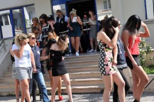 Kadın polislere fuhuş yaptıran kadın polise hapis cezası