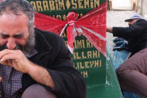 9 aydır mezarlıkta yatıp kalkıyor
