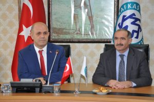 Kafkas &Uuml;niversitesi'nde devir teslim t&ouml;reni yapıldı