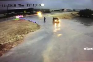 Yola fırlayan at, &ccedil;arptığı motosikletin s&uuml;r&uuml;c&uuml;s&uuml;n&uuml;n kafasını ezdi