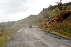 Tonlarca ağırlığındaki kayalar karayoluna d&uuml;şt&uuml;