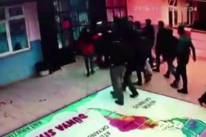 &Ouml;ğretmene kızıp okulu bastılar